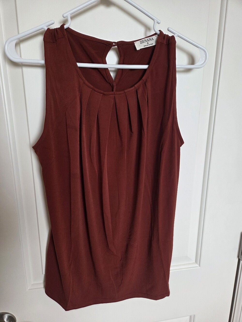 Zenana Outfitters Pleated Sleeveless Blouse in Rust